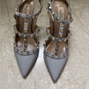 Valentino Garavani Rockstud Pointed Toe T-Strap Pump in Light Gray